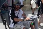 出局后首次露面！内马尔现身奥兰多环球影城，骑电动车和粉丝互动